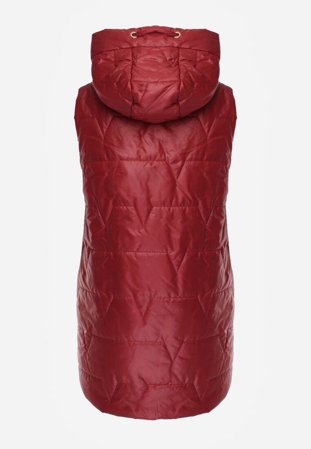 Renee - Czerwona Długa Kamizelka Pikowana z Nieodpinanym Kapturem Ozdobiona Naszywką Kasseda. Okazja: na co dzień. Kolor: czerwony. Materiał: jeans, poliester. Długość: długie. Wzór: aplikacja. Styl: casual