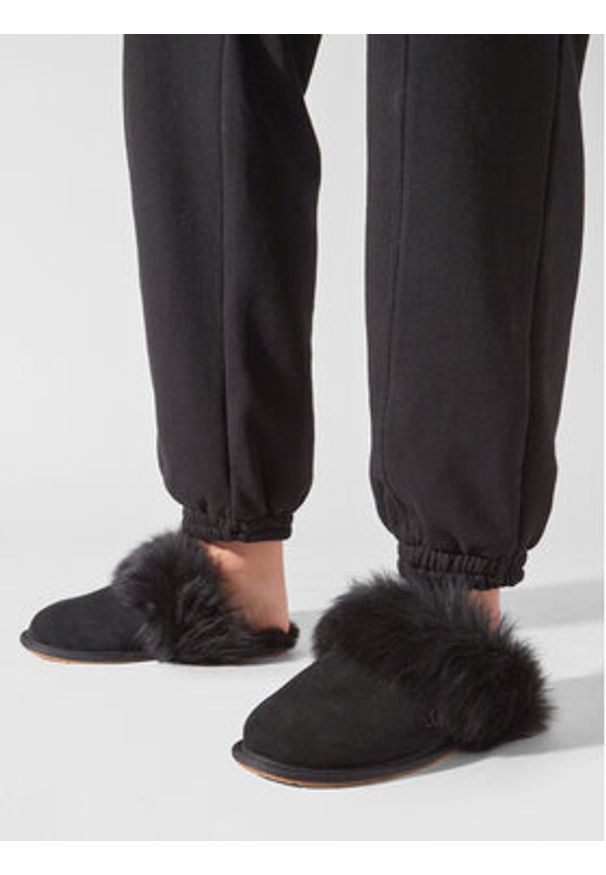 Ugg Kapcie W Scuff Sis 1122750 Czarny. Kolor: czarny. Materiał: skóra
