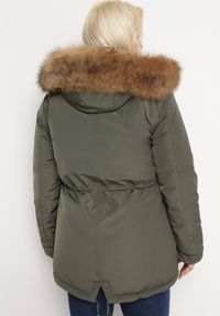 Born2be - Zielona Dwustronna Kurtka Parka z Kapturem i Futerkiem Jonelia. Typ kołnierza: kaptur. Kolor: zielony. Materiał: futro. Wzór: gładki #5