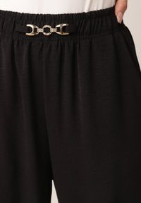 Born2be - Czarne Spodnie Casual o Szerokim Kroju z Wysokim Stanem i Aplikacją Hystoinne. Okazja: na co dzień. Kolekcja: plus size. Kolor: czarny. Długość: długie. Wzór: aplikacja. Stan: podwyższony. Materiał: materiał, tkanina. Sezon: lato. Styl: casual #5