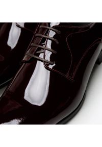 Wittchen - Męskie derby z lakierowanej skóry klasyczne bordowe. Okazja: na ślub cywilny, na wesele, na spotkanie biznesowe, na co dzień. Kolor: czerwony. Materiał: skóra, lakier. Sezon: lato. Styl: klasyczny #2