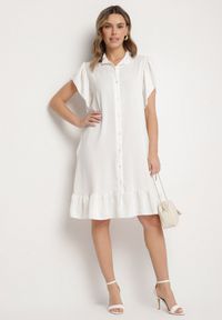 Born2be - Biała Sukienka Koszulowa z Guzikami i Falbankami Tenalena. Okazja: na co dzień. Typ kołnierza: kołnierz z falbankami. Kolor: biały. Typ sukienki: koszulowe. Styl: sportowy, casual, elegancki #6