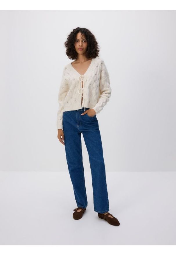 Reserved - Kardigan z wiązaniem - kremowy. Kolor: kremowy. Materiał: dzianina, wełna