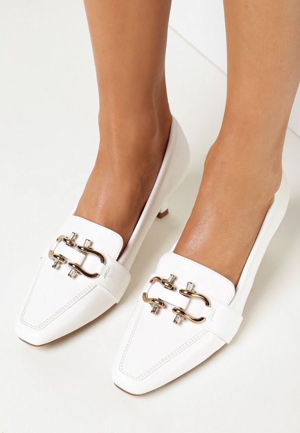 Born2be - Białe Czółenka na Obcasie z Kwadratowym Noskiem i Metalową Ozdobą Penera. Kolor: biały. Wzór: aplikacja. Obcas: na obcasie. Styl: elegancki. Wysokość obcasa: średni