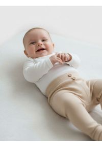 Sinsay - Spodnie z prążkowanej dzianiny - beżowy. Kolor: beżowy. Materiał: dzianina, prążkowany #1