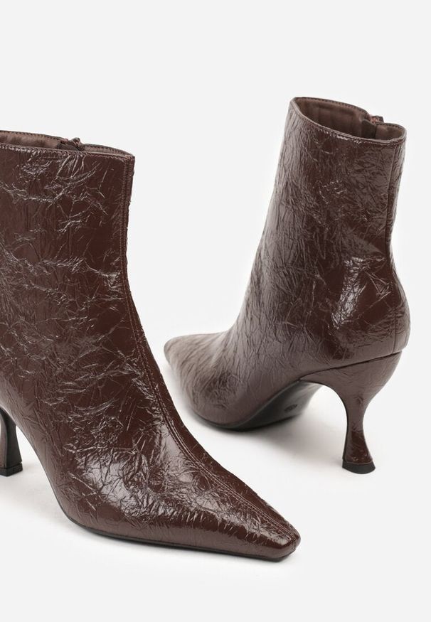 Renee - Brązowe Eleganckie Botki Vices na Kaczuszce Zdobione Tłoczeniem Brottalie. Okazja: na imprezę, na randkę. Kolor: brązowy. Materiał: satyna, skóra. Wzór: aplikacja. Obcas: na szpilce. Styl: elegancki. Wysokość obcasa: niski