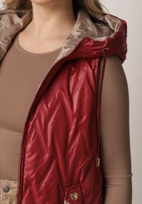 Born2be - Czerwona Pikowana Kamizelka o Długim Kroju z Nieodpinanym Kapturem w Romby Dephice. Okazja: na co dzień. Typ kołnierza: kaptur. Kolor: czerwony. Materiał: jeans, materiał. Długość: długie. Styl: casual, elegancki #6