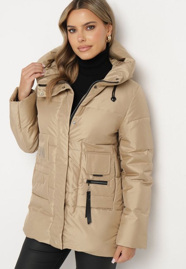 Born2be - Beżowa Pikowana Kurtka z Kapturem Wysokim Kołnierzem i Kieszeniami Zeririna. Okazja: na spacer, na co dzień. Typ kołnierza: kaptur. Kolekcja: plus size. Kolor: beżowy. Materiał: jeans. Styl: elegancki, casual, sportowy