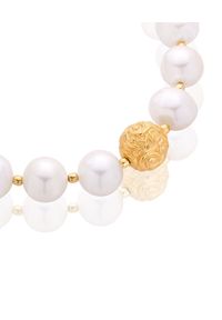 MOKOBELLE - Perłowa bransoletka z grawerowaną kulką. Materiał: pozłacane. Kolor: biały. Kamień szlachetny: perła #3