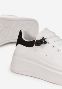 Born2be - Biało-Czarne Sneakersy na Grubej Podeszwie z Naszywką Chonris. Kolor: biały. Wzór: aplikacja #3