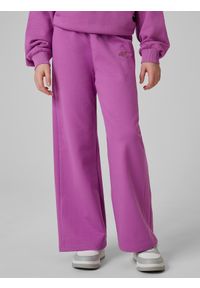 4f - 4F Spodnie dresowe z szerokimi nogawkami dziewczęce - fioletowe 134 (8-9 lat). Okazja: na spacer, na co dzień, na uczelnię. Stan: podwyższony. Kolor: fioletowy. Materiał: dresówka. Sezon: lato. Styl: casual #2