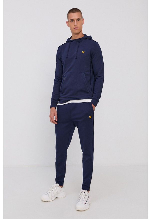 Lyle & Scott Bluza męska kolor granatowy z kapturem gładka. Okazja: na co dzień. Typ kołnierza: kaptur. Kolor: niebieski. Materiał: dzianina, materiał, włókno, bawełna. Wzór: gładki. Styl: casual