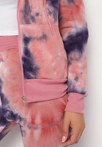 Born2be - Różowo-Fioletowy Ocieplony Komplet Sportowy z Bluzą i Spodniami Tie-Dye Rekolla. Kolor: różowy. Materiał: tkanina #5