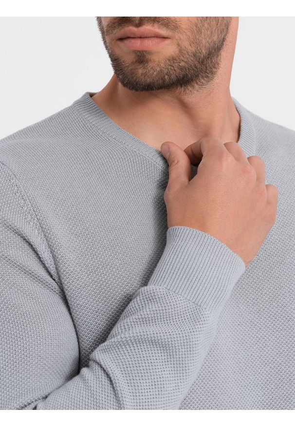 Ombre Clothing - Sweter męski z teksturą i półokrągłym dekoltem - jasnoszary V5 - Rozmiar: XXL. Kolor: szary. Materiał: akryl, bawełna. Długość rękawa: długi rękaw. Długość: długie. Wzór: aplikacja