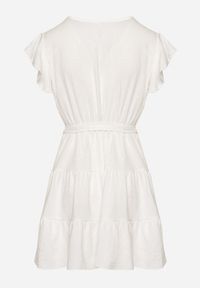 Born2be - Biała Kopertowa Sukienka Ozdobiona Falbanami i Paskiem Liliessa. Okazja: na co dzień. Typ kołnierza: dekolt w kształcie V. Kolor: biały. Wzór: aplikacja. Typ sukienki: kopertowe. Styl: klasyczny, casual, elegancki #3