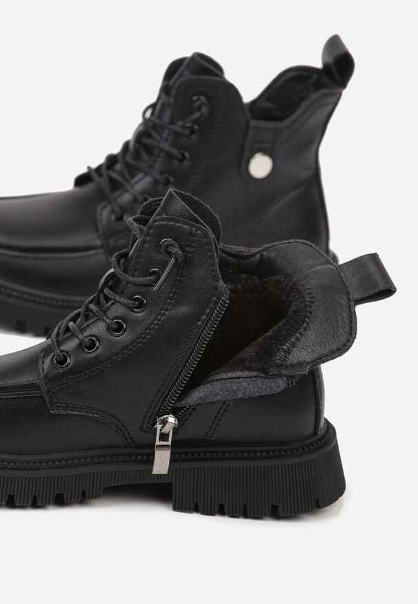 Born2be - Czarne Botki w Stylu Workerów z Metaliczną Ozdobą Vessia. Okazja: na co dzień. Kolor: czarny. Materiał: jeans. Wzór: aplikacja. Styl: casual