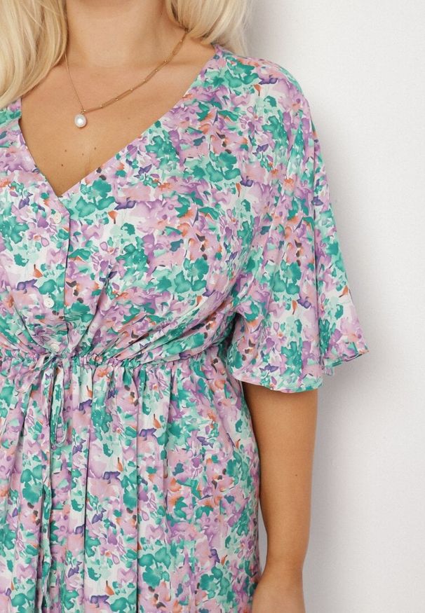 Born2be - Fioletowa Sukienka z Wiskozy Ściągana w Talii w Kwiaty Liranette. Okazja: na co dzień. Typ kołnierza: dekolt w serek. Kolor: fioletowy. Materiał: wiskoza. Wzór: kwiaty. Styl: casual, klasyczny, elegancki