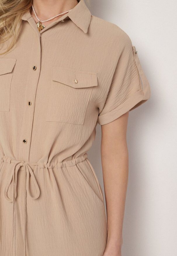Born2be - Beżowy Kombinezon o Koszulowym Kroju z Krótkim Rękawem i Wiązaniem w Talii Mareriela. Kolor: beżowy. Długość rękawa: krótki rękaw. Długość: krótkie. Sezon: wiosna, lato