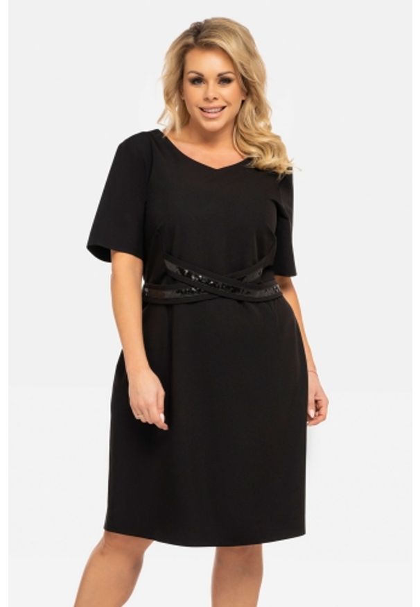 KARKO - Sukienka sylwestrowa trapezowa z ozdobnymi cekinowymi wstawkami w pasie EVE czarna PROMOCJA. Okazja: na imprezę, na wesele, na ślub cywilny. Kolekcja: plus size. Kolor: czarny. Materiał: wiskoza, tkanina, elastan, poliester. Długość rękawa: krótki rękaw. Sezon: lato. Typ sukienki: trapezowe. Styl: wizytowy, elegancki. Długość: midi
