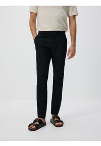 Reserved - Spodnie chino slim fit - czarny. Kolor: czarny. Materiał: tkanina, wiskoza