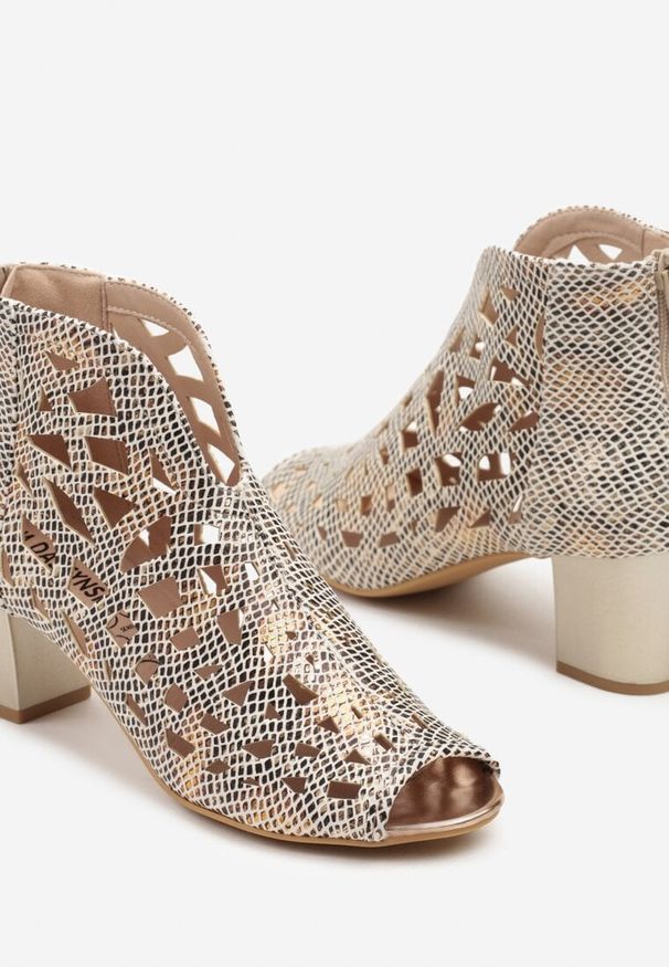 Born2be - Beżowe Sandały Botki na Słupku z Ażurową Cholewką i Skórzaną Wkładką Ularielis. Okazja: na spotkanie biznesowe, na co dzień. Kolor: beżowy. Szerokość cholewki: normalna. Wzór: ażurowy. Materiał: skóra. Sezon: lato. Obcas: na słupku. Styl: elegancki, biznesowy, casual. Wysokość obcasa: średni