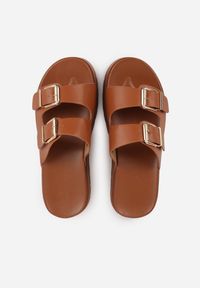 Renee - Brązowe Klapki na Platformie Ozdobione Metalicznymi Klamrami Galisiphe. Kolor: brązowy. Wzór: aplikacja. Sezon: wiosna, lato. Obcas: na platformie #2