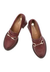 Półbuty damskie Armodo, cholewka ze skóry naturalnej o gładkim wykończeniu z metalową ozdobą na podbiciu i zaokrąglonym noskiem, bordowe, 1511. Okazja: na spotkanie biznesowe, do pracy. Zapięcie: klamry. Kolor: czerwony. Szerokość cholewki: normalna. Wzór: gładki, aplikacja. Materiał: skóra. Obcas: na obcasie. Styl: biznesowy, elegancki. Wysokość obcasa: średni #2