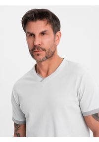 Ombre Clothing - T-shirt męski z kontrastowymi wstawkami i dekoltem w serek – jasnoszary V4 OM-TSCT-0198 - XXL. Okazja: na co dzień. Typ kołnierza: dekolt w serek. Kolor: szary. Materiał: dzianina, materiał, bawełna. Długość: krótkie. Styl: sportowy, casual #8