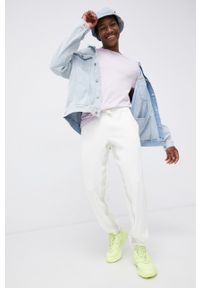 adidas Originals Spodnie męskie kolor kremowy z aplikacją. Kolor: beżowy. Materiał: dzianina, bawełna. Wzór: aplikacja