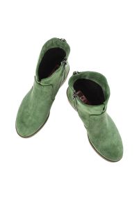 Zielone Botki Nessi Modne Obuwie Damskie. Zapięcie: zamek. Kolor: zielony. Materiał: zamsz, skóra. Sezon: jesień. Obcas: na obcasie. Styl: elegancki. Wysokość obcasa: średni #7