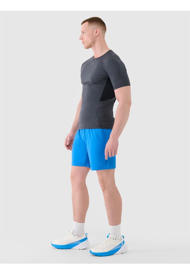4f - 4F Spodenki treningowe szybkoschnące męskie - niebieskie 3XL. Kolor: niebieski. Materiał: dzianina, elastan, włókno, syntetyk, materiał. Długość: krótkie. Wzór: gładki, jednolity, ze splotem. Sport: fitness