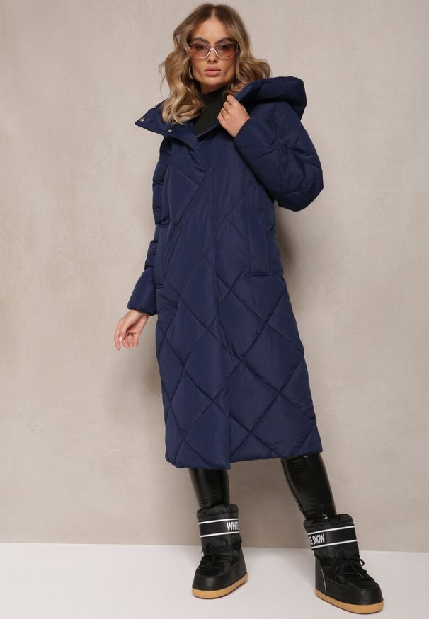 Renee - Granatowa Pikowana Kurtka Płaszcz za Kolano z Kapturem Kinassan. Typ kołnierza: kaptur. Kolor: niebieski. Wzór: geometria