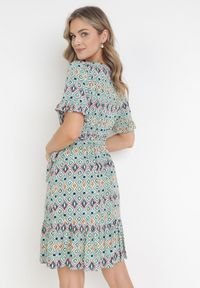 Born2be - Zielona Wiskozowa Sukienka Mini z Gumką i Materiałowym Paskiem w Pasie Upshaw. Okazja: na co dzień. Kolor: zielony. Materiał: materiał, wiskoza. Wzór: geometria. Typ sukienki: proste. Styl: casual. Długość: mini #3