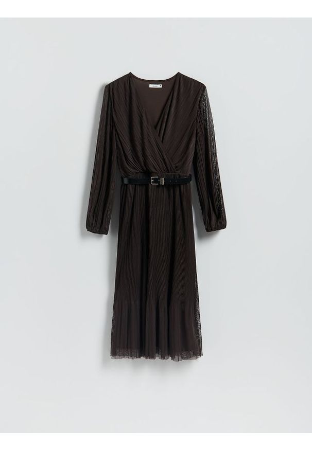 Reserved - Plisowana sukienka z paskiem - ciemnobrązowy. Kolor: brązowy. Materiał: dzianina. Styl: klasyczny