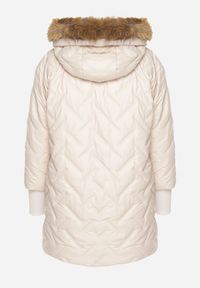 Born2be - Jasnobeżowa Pikowana Kurtka z Odpinanym Kapturem i Futerkiem Ozdobiona Ściągaczami Ellonaria. Okazja: na co dzień, na spacer. Kolor: beżowy. Materiał: futro. Wzór: aplikacja. Sezon: zima. Styl: casual, elegancki #7