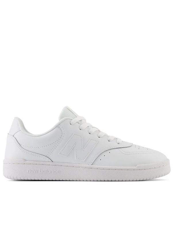 Buty New Balance BB80OOO - białe. Okazja: na co dzień. Kolor: biały. Materiał: guma, skóra, syntetyk, materiał. Szerokość cholewki: normalna. Sport: koszykówka, turystyka piesza