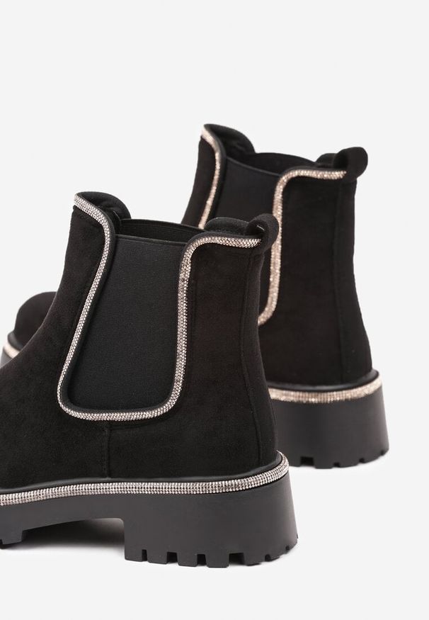 Born2be - Czarne Botki Sztyblety na Grubej Podeszwie z Tłoczeniem i Cyrkoniami Atintelle. Okazja: na co dzień. Kolor: czarny. Materiał: jeans. Wzór: aplikacja. Styl: elegancki, casual