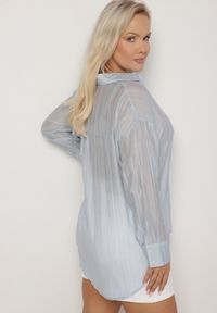 Born2be - Jasnoniebieska Koszula o Kroju Oversize Dolamana. Okazja: na co dzień. Typ kołnierza: kołnierzyk klasyczny. Kolor: niebieski. Materiał: jeans. Długość rękawa: długi rękaw. Długość: długie. Styl: klasyczny, elegancki, casual #4