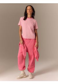 4f - 4F T-shirt regular damski - różowy L. Okazja: na co dzień. Kolor: różowy. Materiał: skóra, materiał. Wzór: paski. Styl: casual, klasyczny, elegancki #1