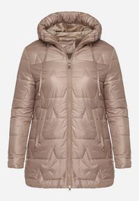 Born2be - Ciemnobeżowa Pikowana Kurtka o Prostym Kroju z Kapturem Nalarea. Okazja: na co dzień. Typ kołnierza: kaptur. Kolekcja: plus size. Kolor: beżowy. Materiał: jeans, poliester, dzianina. Styl: klasyczny, casual, elegancki #7
