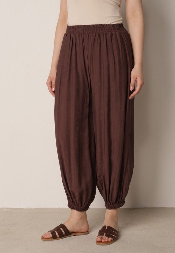 Born2be - Brązowe Baloniaste Spodnie z Wysokim Stanem w Stylu Casual Lilanya. Okazja: na co dzień. Stan: podwyższony. Kolor: brązowy. Długość: krótkie. Sezon: wiosna, lato. Styl: casual