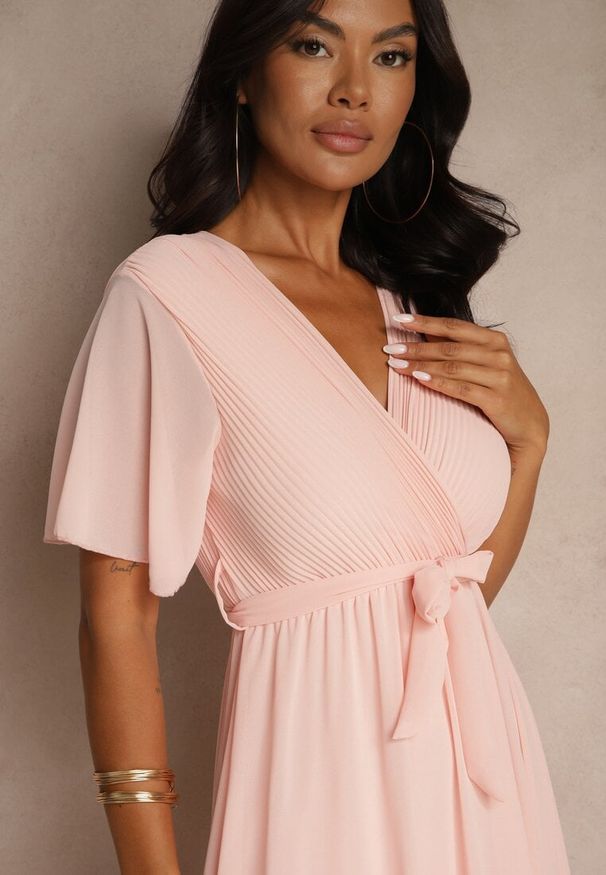 Renee - Jasnoróżowa Sukienka Maxi bez Rękawów z Gumką w Talii z Plisowanej Tkaniny Pesstia. Kolor: różowy. Materiał: tkanina. Długość rękawa: bez rękawów. Typ sukienki: rozkloszowane. Długość: maxi