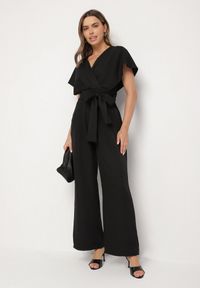 Born2be - Czarny Elegancki Kombinezon z Marszczeniem i Wcięciem w Talii Melonessa. Okazja: na co dzień. Kolor: czarny. Sezon: jesień, wiosna. Styl: elegancki