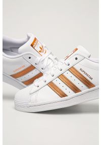 adidas Originals - Buty skórzane Superstar FX7484 FX7484-FTWWHT.COP. Nosek buta: okrągły. Zapięcie: sznurówki. Kolor: biały. Materiał: skóra. Model: Adidas Superstar #3