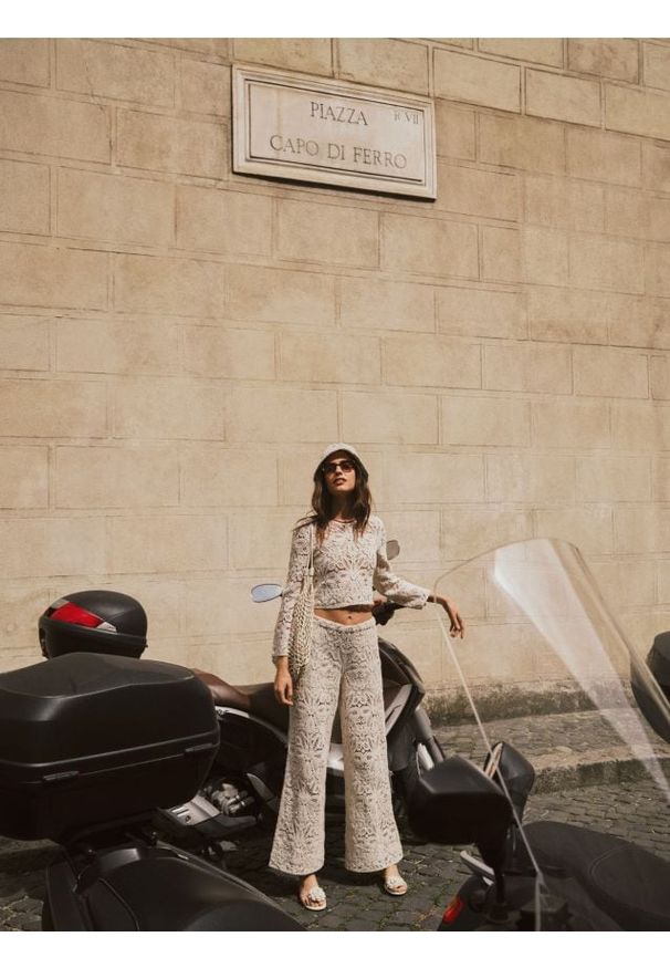 Reserved - Ażurowe spodnie - kremowy. Kolor: kremowy. Materiał: bawełna, dzianina. Wzór: ażurowy