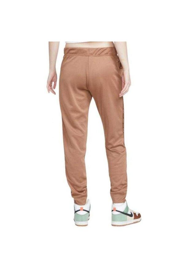 Nike - Spodnie Do Biegania Z Taśmą Dla Kobiet. Kolor: brązowy. Długość: długie