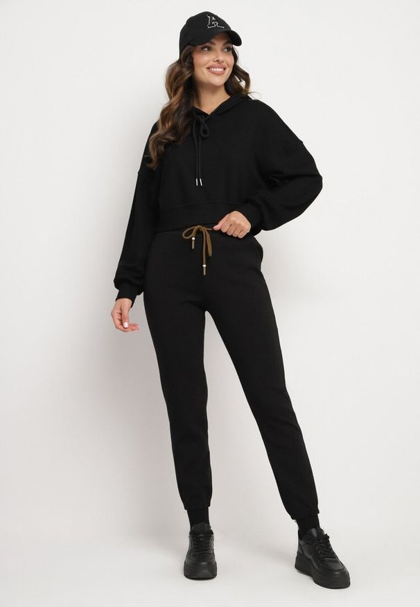 Born2be - Czarne Spodnie Dresowe Ściągane Troczkiem Zakończone Gumkami Tirinea. Okazja: na co dzień. Kolor: czarny. Materiał: dresówka. Styl: elegancki, casual