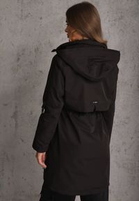 Renee - Czarna Kurtka Przejściowa Typu Parka z Odpinanym Kapturem Ozdobiona Sznurkami Fallaiah. Okazja: na co dzień. Kolor: czarny. Materiał: skóra. Wzór: aplikacja. Styl: casual #7