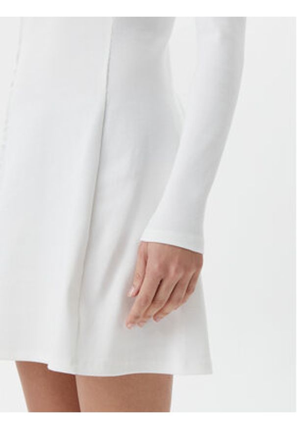 Tommy Jeans Sukienka codzienna Badge DW0DW20666 Biały Slim Fit. Okazja: na co dzień. Kolor: biały. Materiał: bawełna. Typ sukienki: proste. Styl: casual