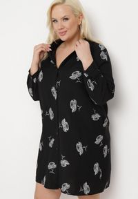 Born2be - Czarna Koszulowa Sukienka z Guzikami i Regulowanymi Rękawami Xatella. Kolekcja: plus size. Kolor: czarny. Wzór: kwiaty. Typ sukienki: koszulowe